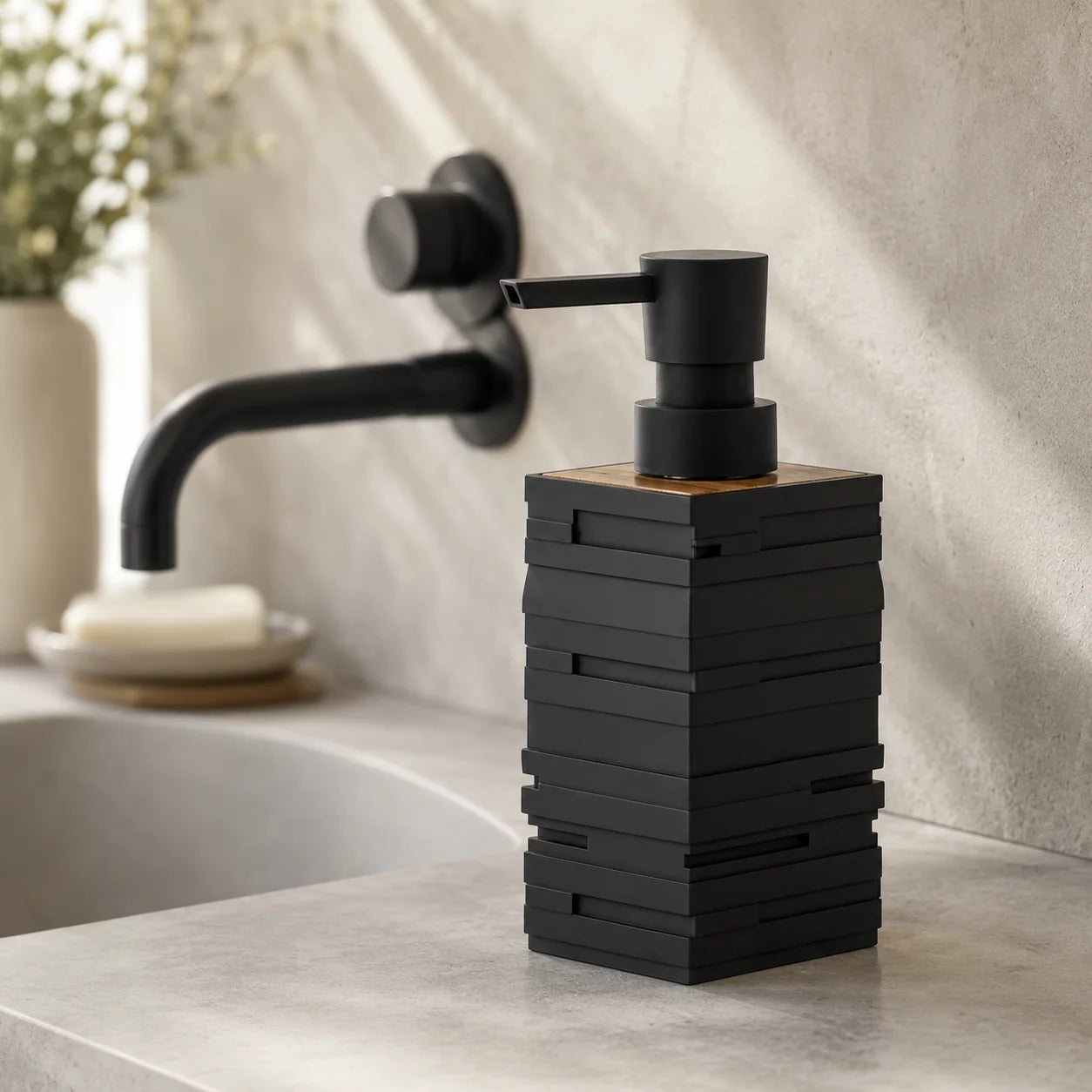 Distributeur Savon Noir Mat Finition Bois de Teck