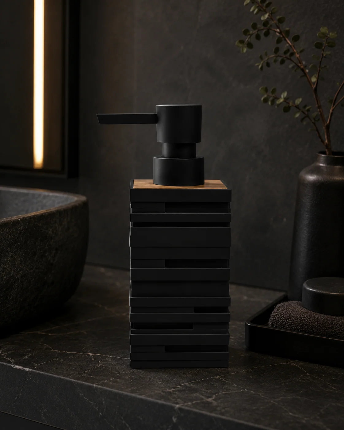 Distributeur Savon Noir Mat Finition Bois de Teck